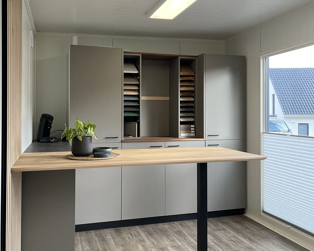 caspar_innenausbau_buero Caspar Innenausbau Büro mit Besprechungstisch, Musterschrank und Akustikpaneelen